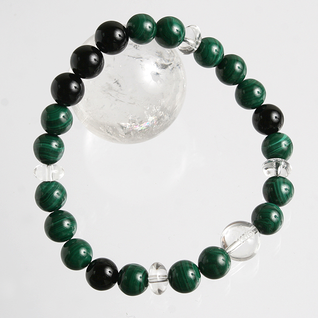 【パワーストーン　天然石　アクセサリー　デザイン　ジュエリー】「龍」彫刻入り水晶ｘマラカイトｘオニキスのデザインブレスレット