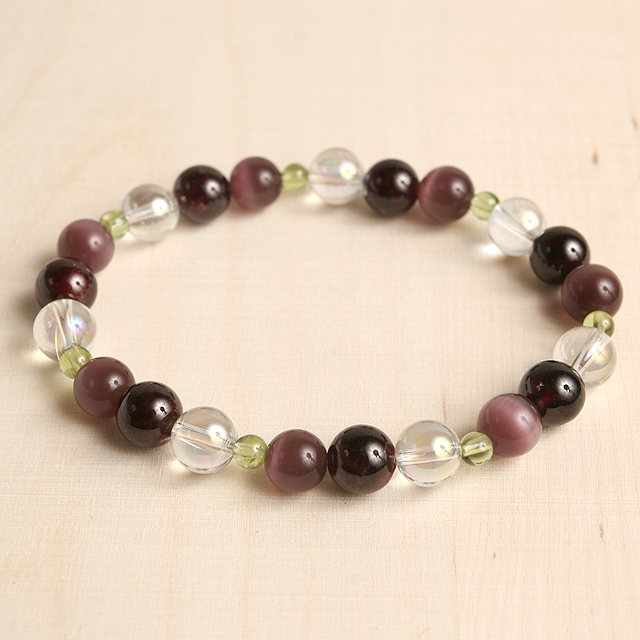 【パワーストーン　天然石　アクセサリー　デザイン　ジュエリー】猫目石（キャッツアイ）ｘペリドットｘガーネットのデザインブレスレット